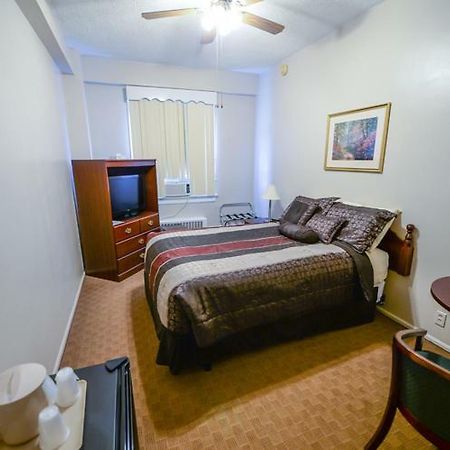 The Mountaineer Hotel Williamson Экстерьер фото