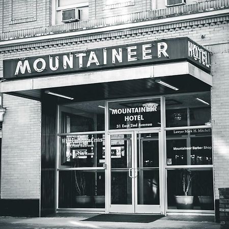 The Mountaineer Hotel Williamson Экстерьер фото