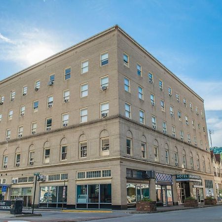 The Mountaineer Hotel Williamson Экстерьер фото