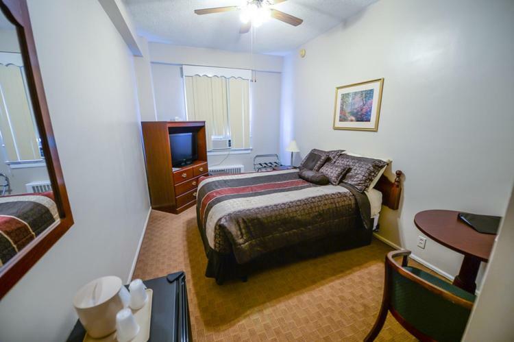 The Mountaineer Hotel Williamson Экстерьер фото