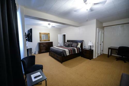 The Mountaineer Hotel Williamson Экстерьер фото