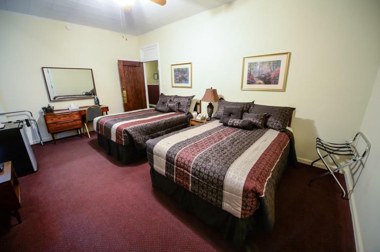 The Mountaineer Hotel Williamson Экстерьер фото
