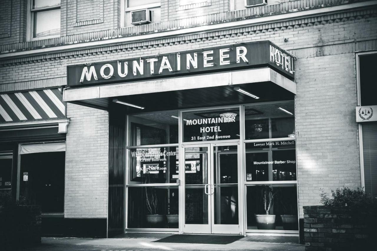 The Mountaineer Hotel Williamson Экстерьер фото